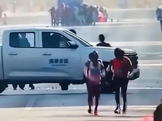 大连马拉松中国选手冲刺时被车挡住 最终以2:11:50刷新个人最好成绩
