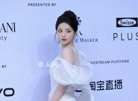 杨超越面部平整度 给人们留下了深刻的印象
