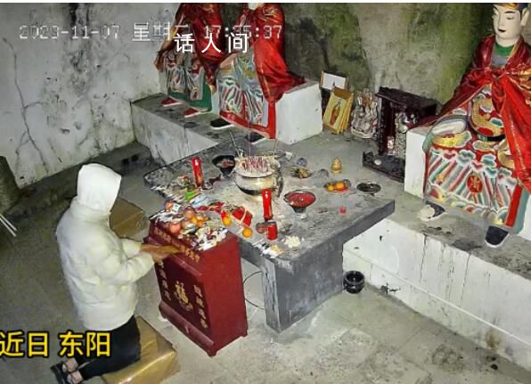 男子拜财神后偷香火钱:就当借的