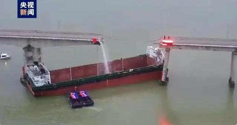 广州一大桥被船只撞断 有车辆落水 事发道路已实行交通管制