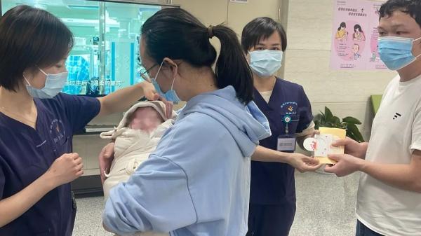 全国最小胎龄，出生才9两！奇迹宝宝出院了啦