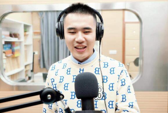 00后视障主播用声音温暖他人