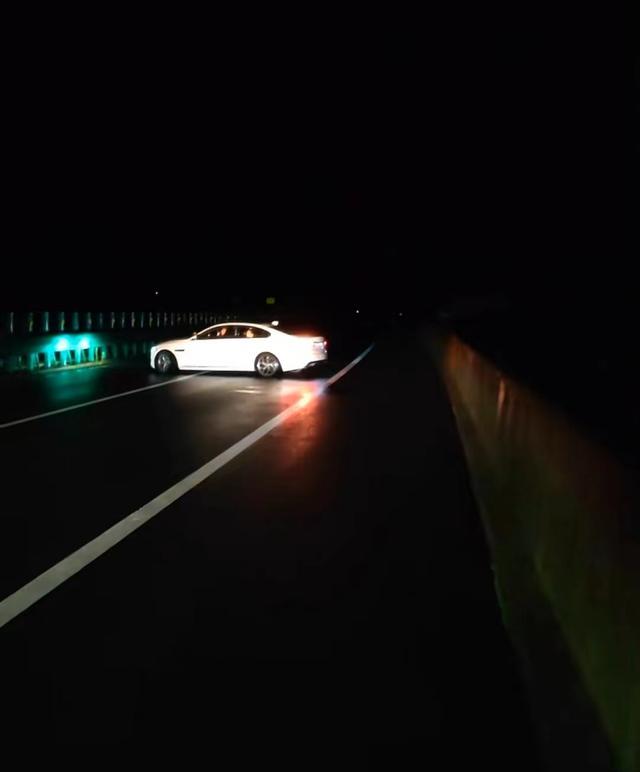 高速塌桥亲历者：占满车道阻拦后车